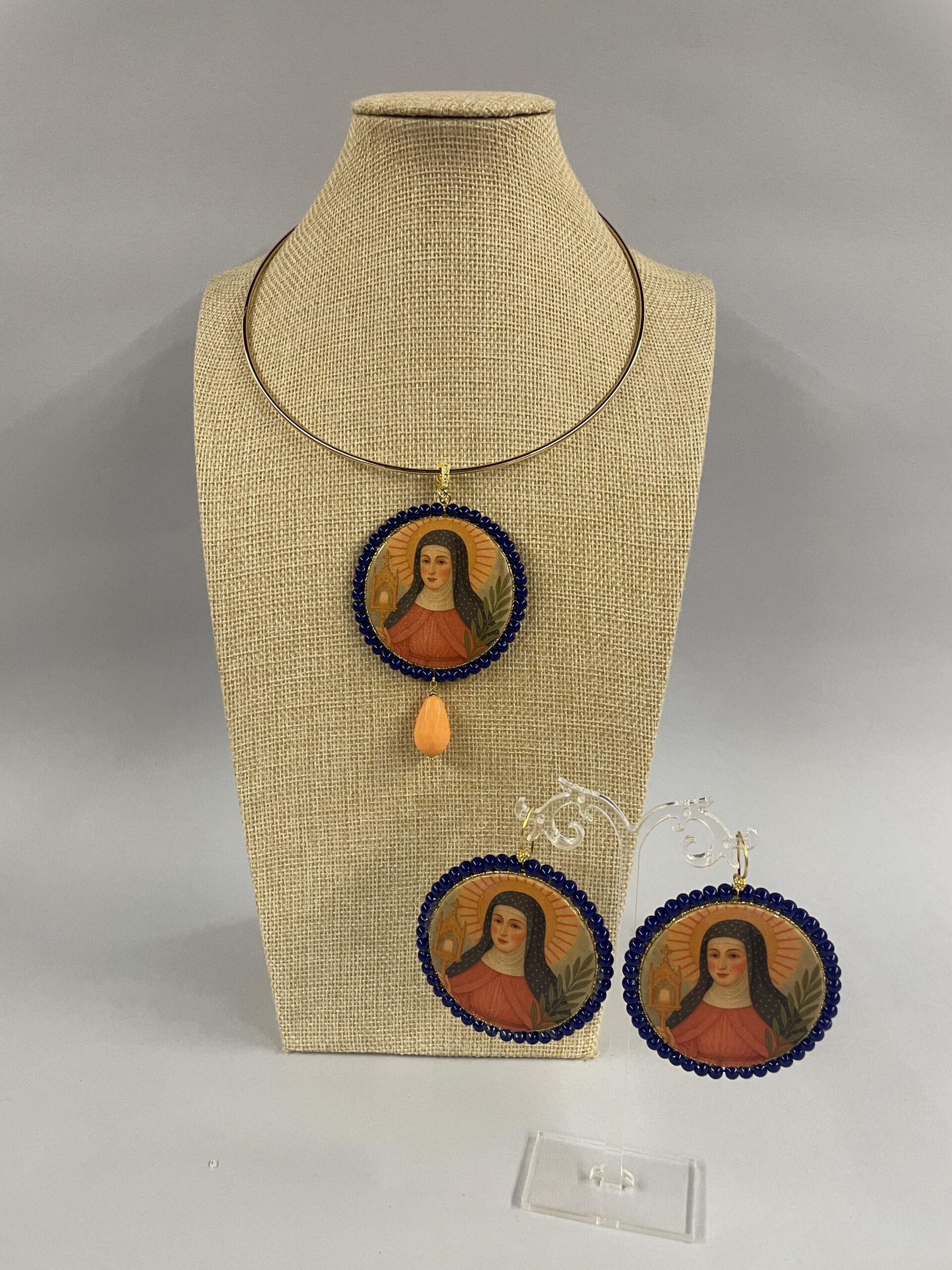collana e orecchini artigianali con Santa chiara