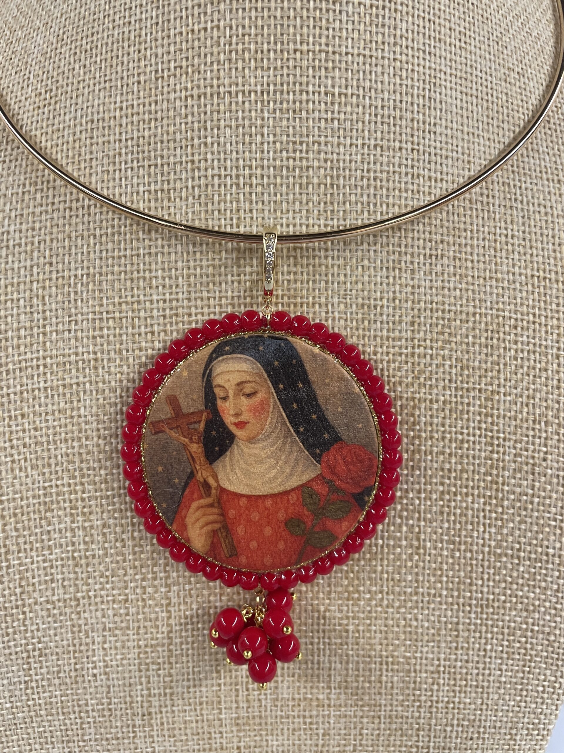 dettaglio ciondolo artigianale santa rita