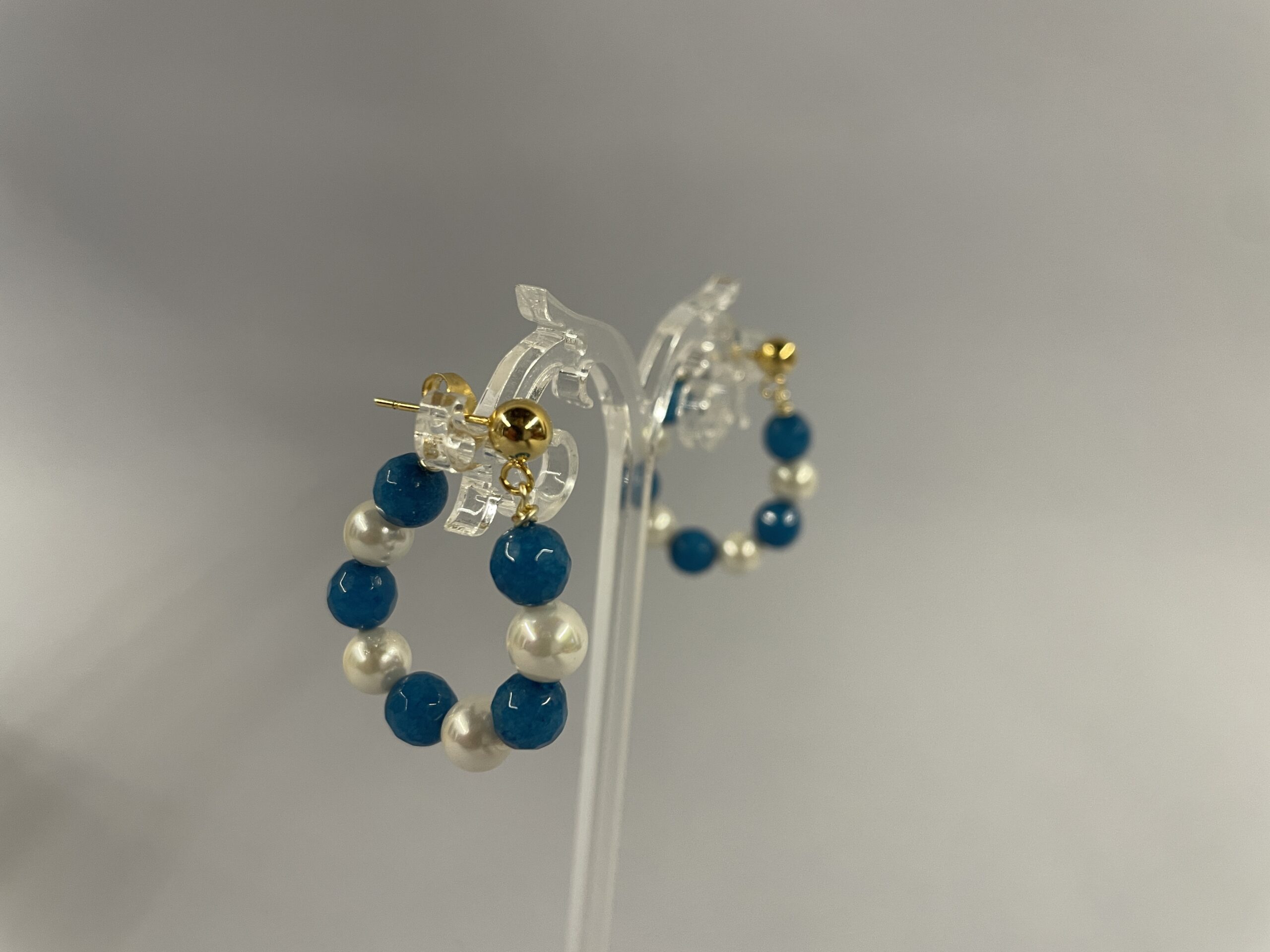 orecchini a cerchio con agata blu e perle maiorca