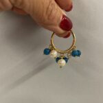 orecchini a cerchio con perle naturali e agata blu