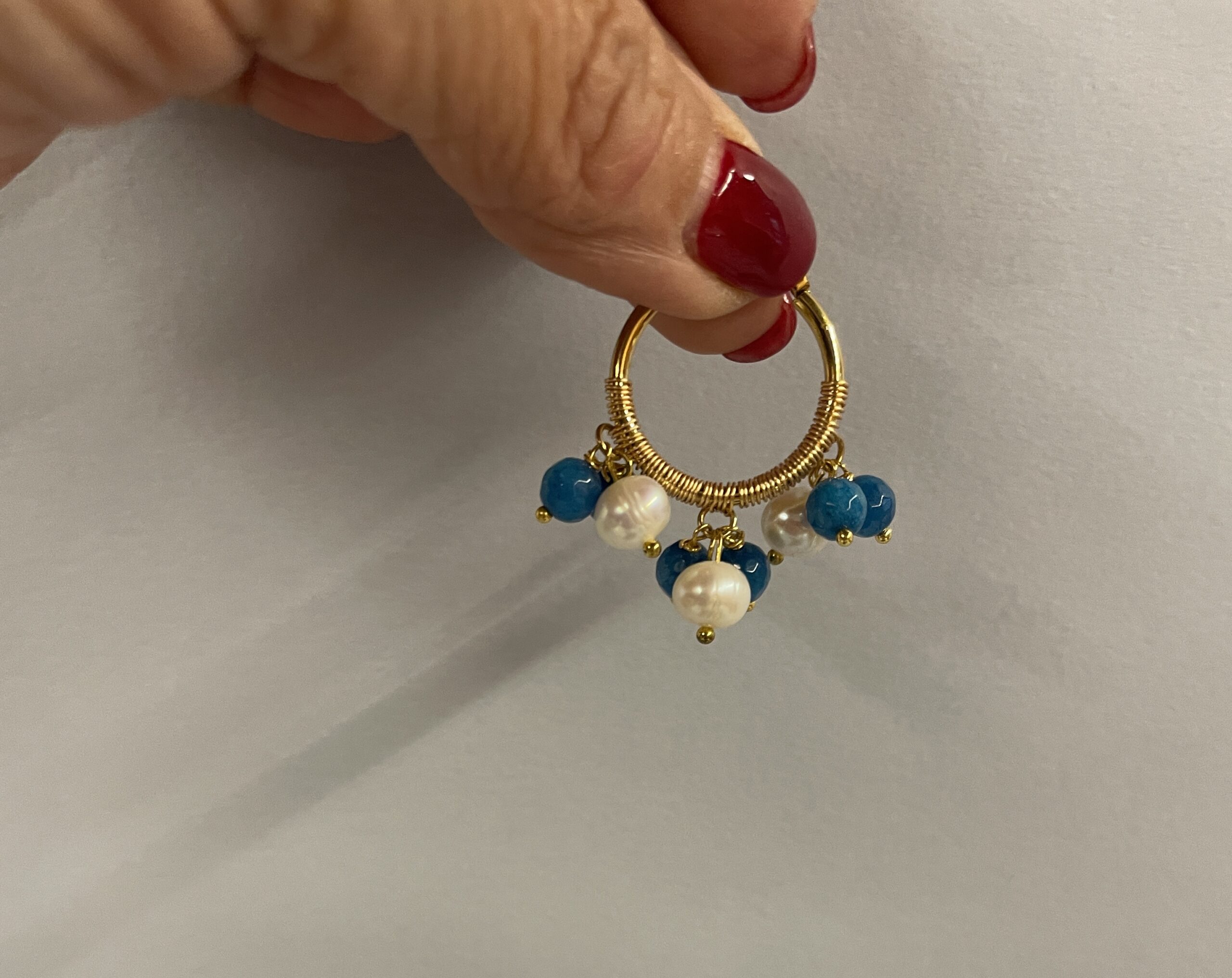 orecchini a cerchio con perle naturali e agata blu