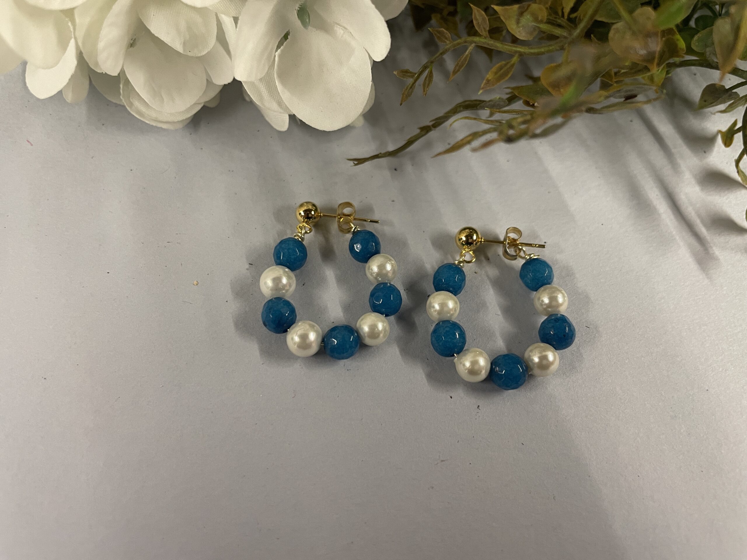 Orecchini a cerchio bianchi e blu