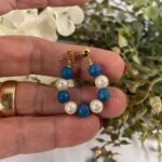 orecchini cerchio blu e bianchi dettaglio