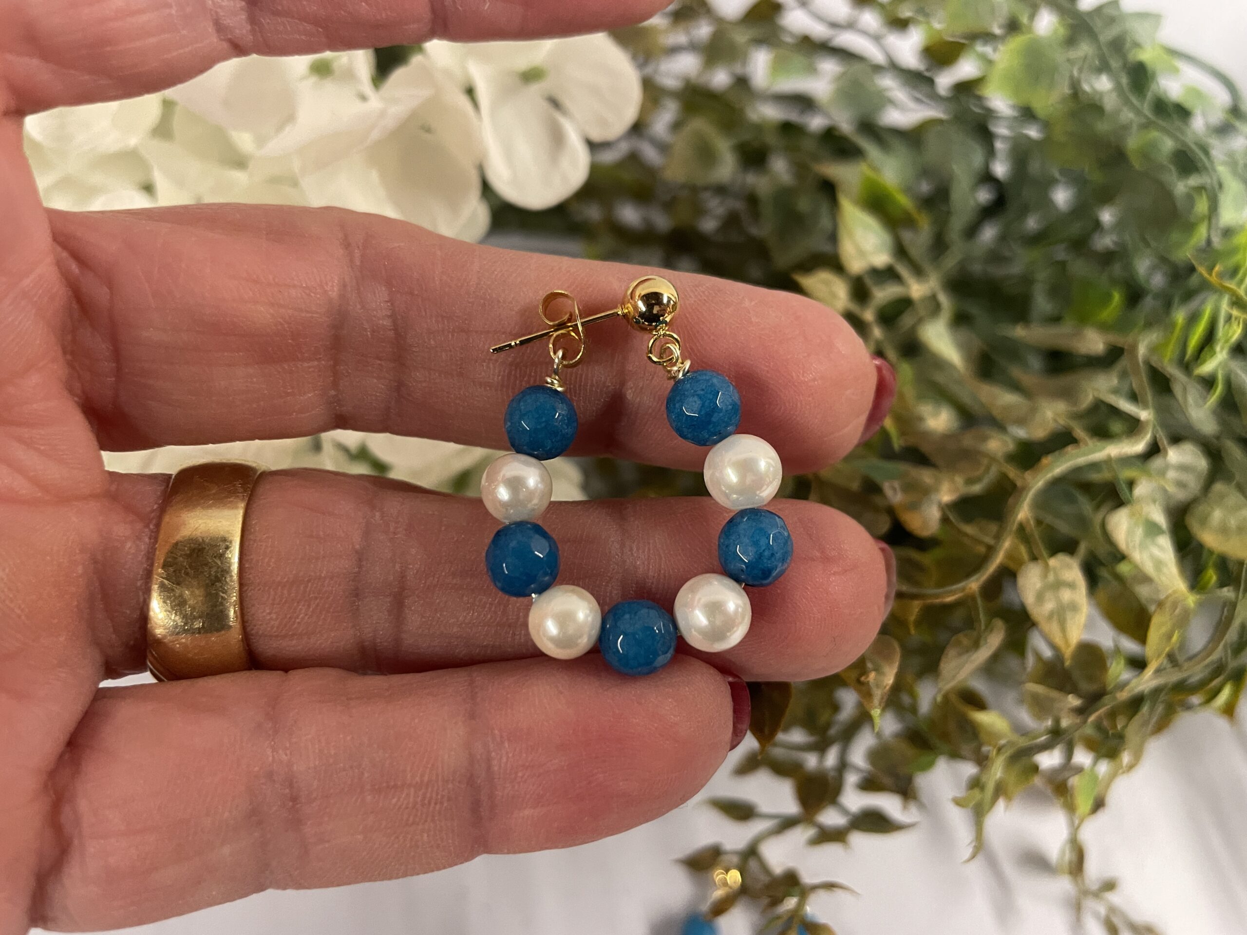 orecchini cerchio blu e bianchi dettaglio