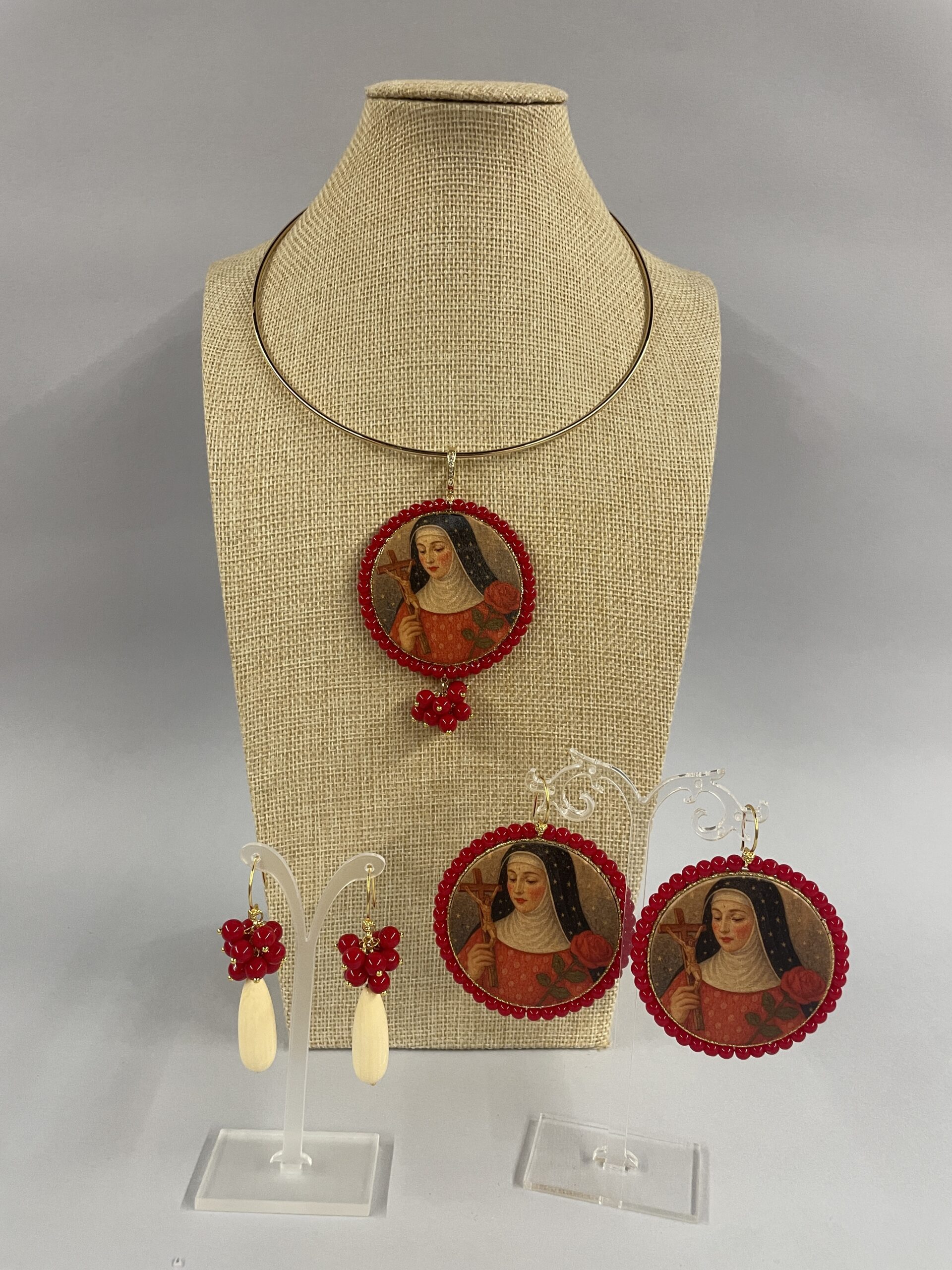 parure completa gioielli con Santa rita