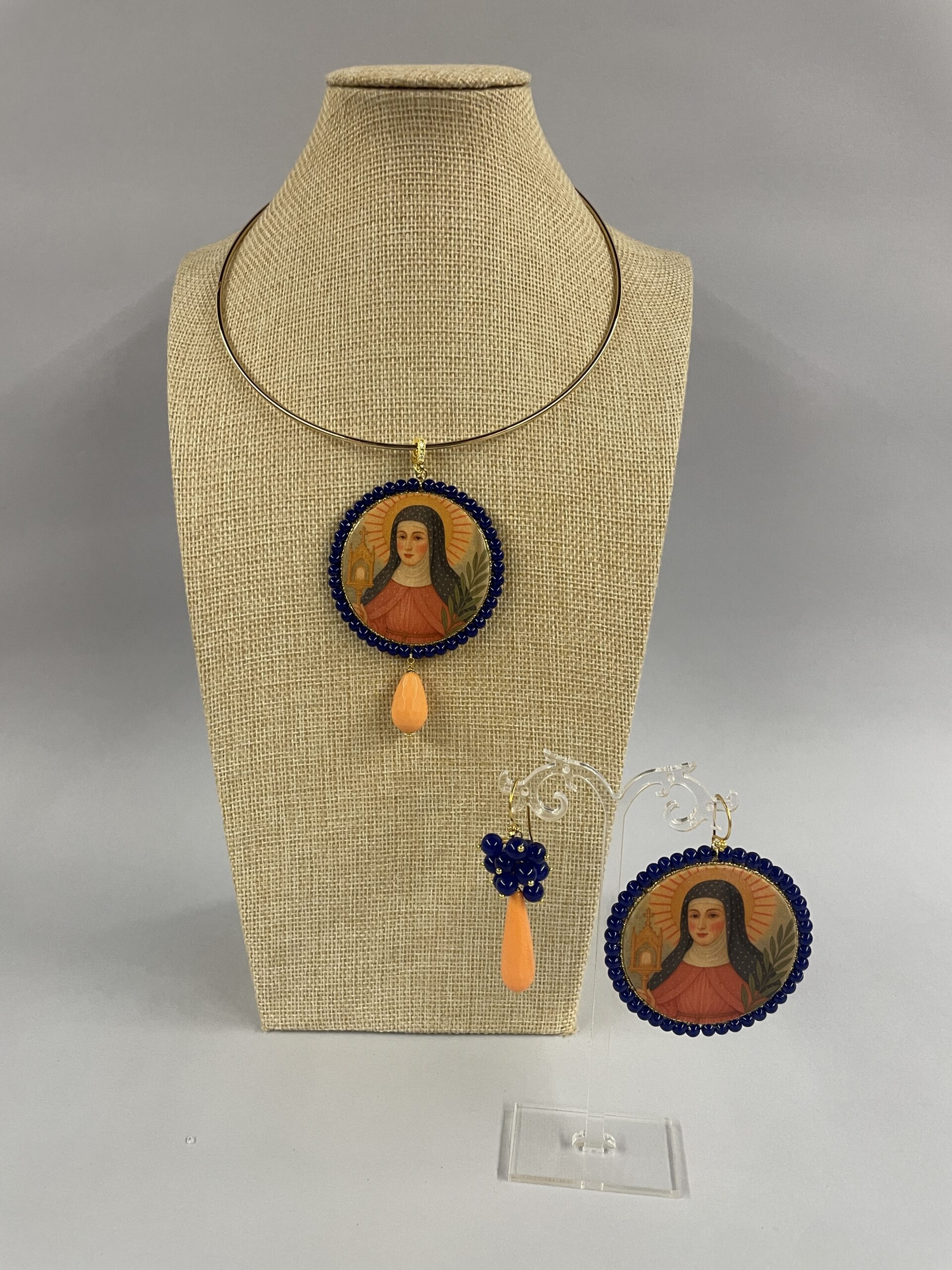 parure di gioielli con Santa chiara