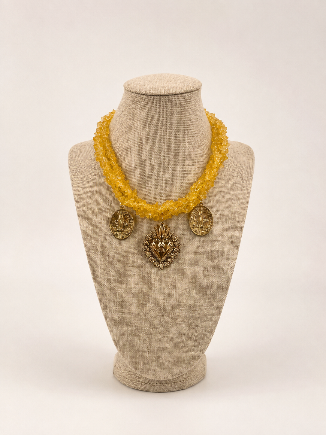 girocollo giallo e ciondoli